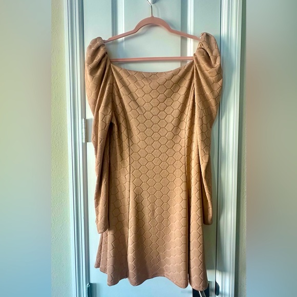 Elliatt Caribbean Textured Puffsleeve Minidress size L in beige NWT - Picture 7 of 7
